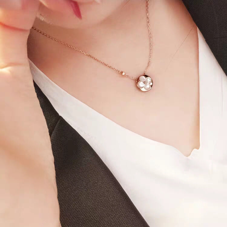 ¡®AuraJewelry¡¯SUN MOP GOLD 1 DIAMOND NECKLACE