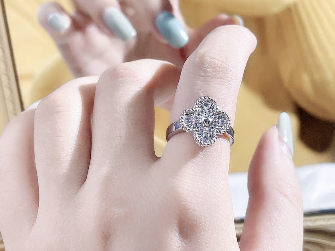 ¡®AuraJewelry¡¯CLOVER DIAMOND RING