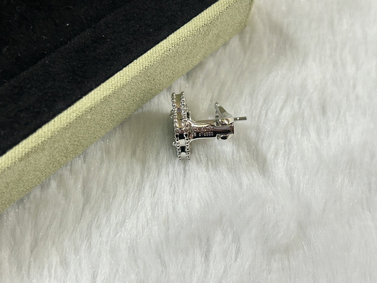 ¡®AuraJewelry¡¯CLOVER PIETERSITE MEDIUM STUD EARRINGS