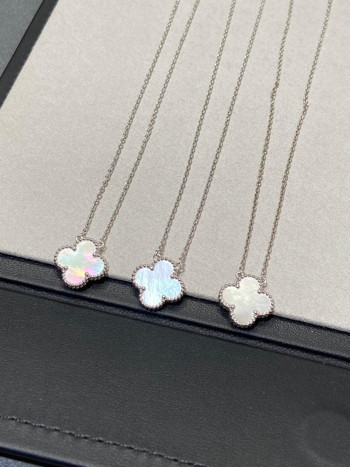 ¡®AuraJewelry¡¯CLOVER MEDIUM SILVER WHITE MOP NECKLACE