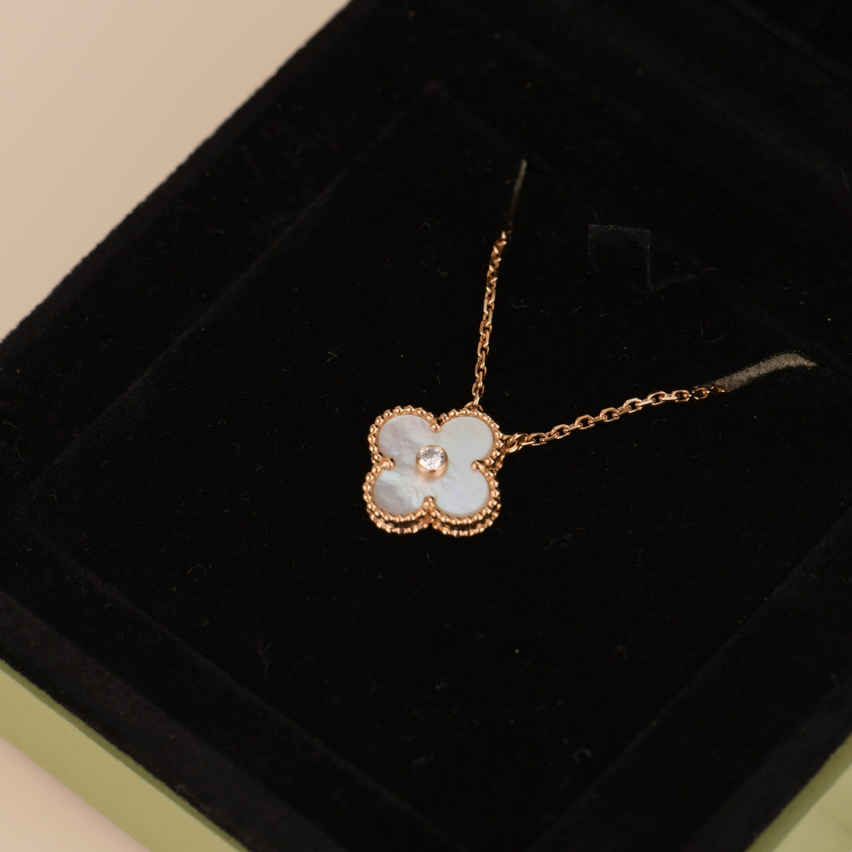 ¡®AuraJewelry¡¯CLOVER 15MM DIAMOND WHITE FRITILLARIA NECKLACE