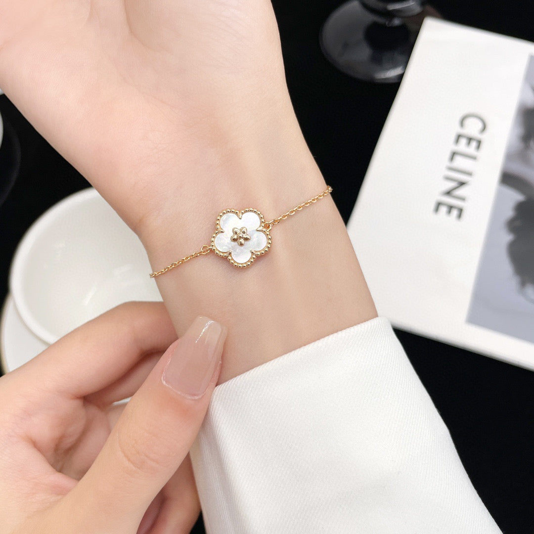 ¡®AuraJewelry¡¯LUCKY WHITE MOP PLUM BLOSSOM BRACELET
