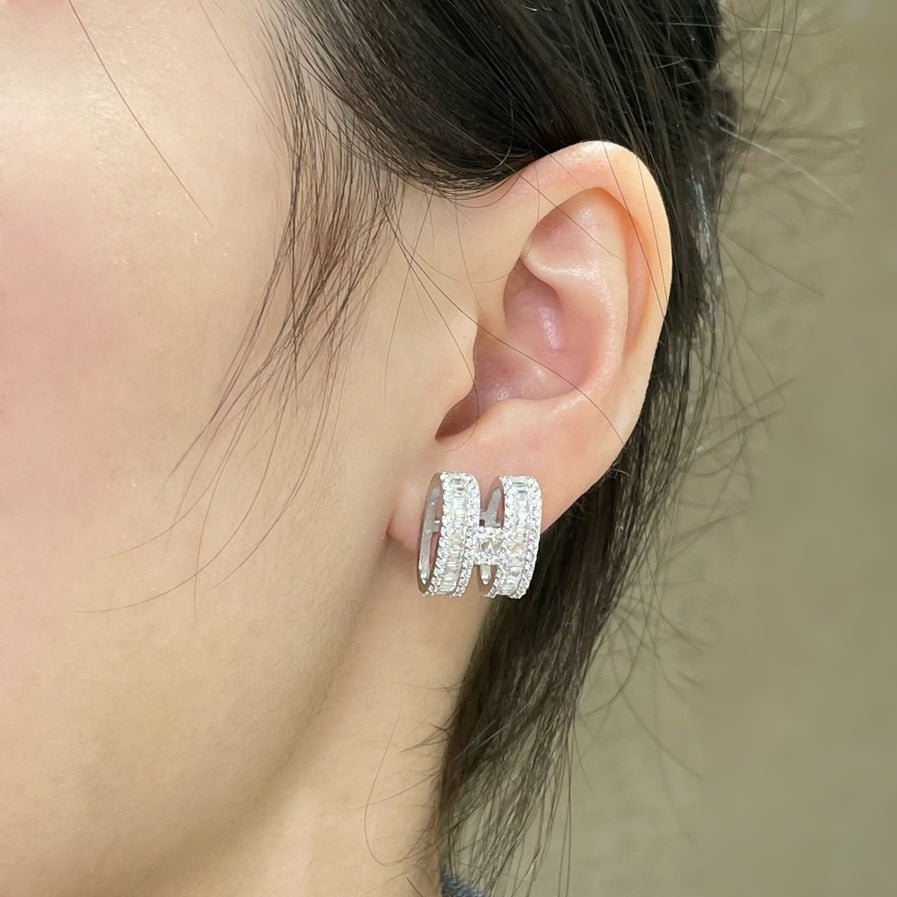 ¡®AuraJewelry¡¯H STUD EARRINGS WITH SILVER DIAMONDS