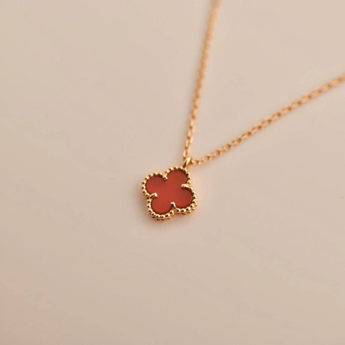 ¡®AuraJewelry¡¯CLOVER MINI 9.5MM WHITE CARNELIANS NECKLACE