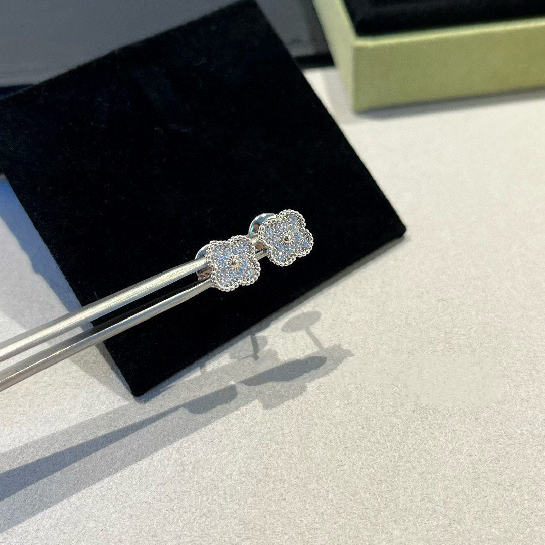 ¡®AuraJewelry¡¯CLOVER MINI DIAMOND STUD EARRINGS