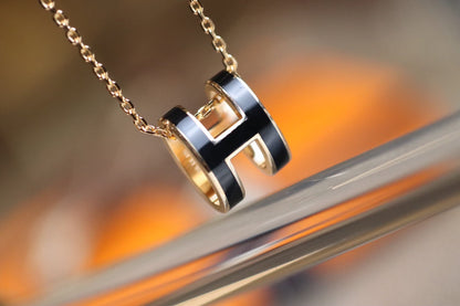 ¡®AuraJewelry¡¯POP H PEDANT PINK GOLD