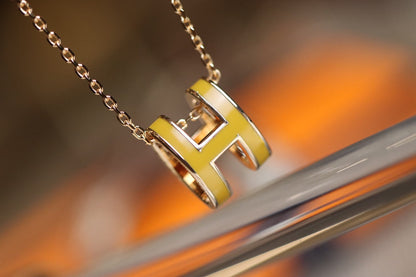 ¡®AuraJewelry¡¯POP H PEDANT PINK GOLD