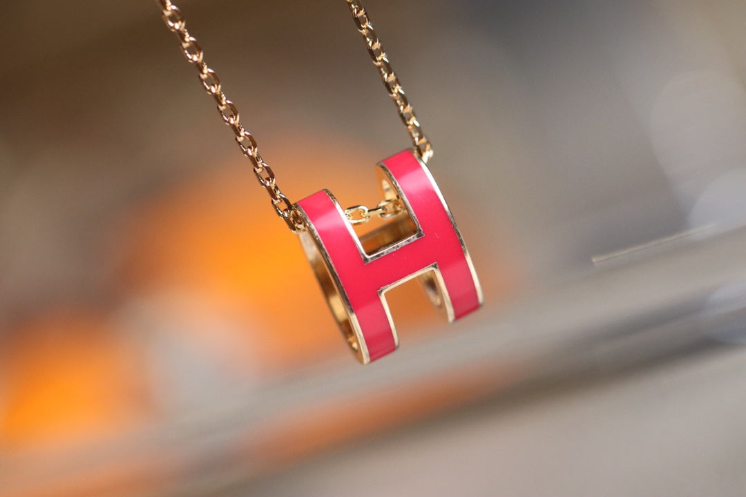 ¡®AuraJewelry¡¯POP H PEDANT PINK GOLD