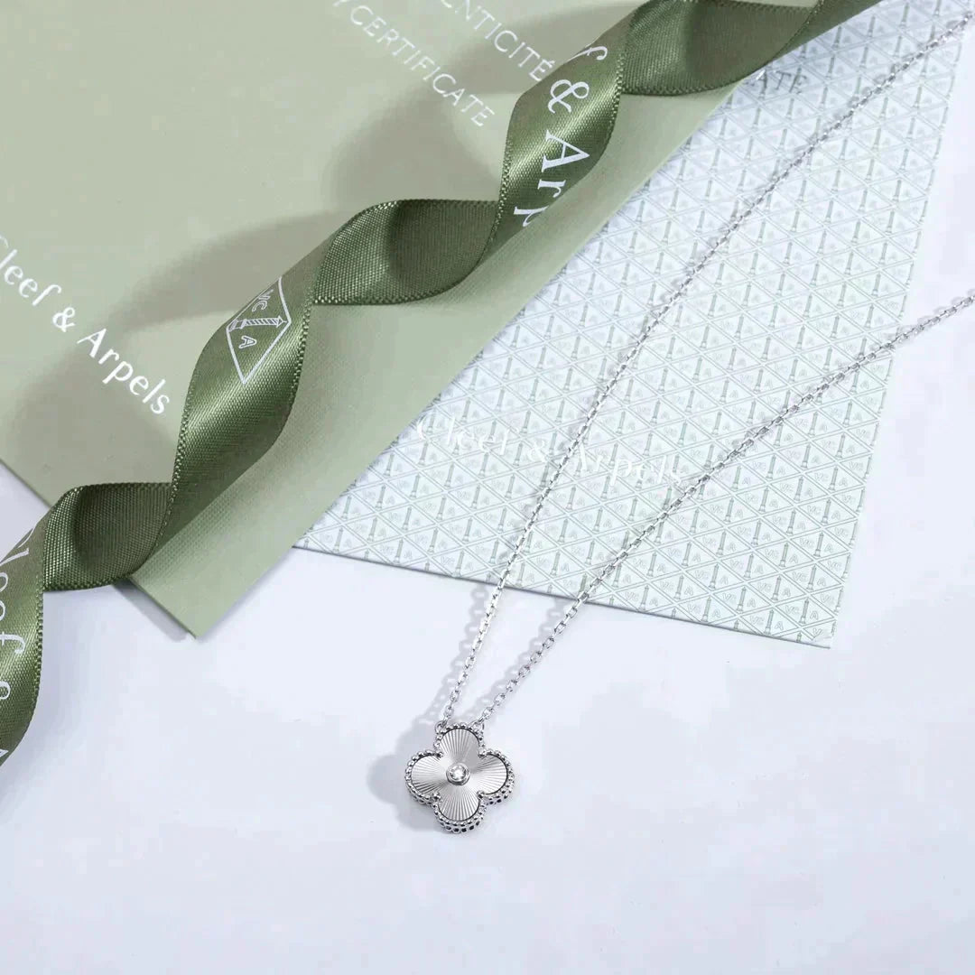 ¡®AuraJewelry¡¯CLOVER  15MM DIAMOND LASER NECKLACE SILVER