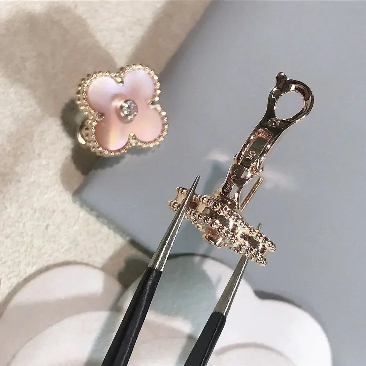 ¡®AuraJewelry¡¯CLOVER MEDIUM 1 MOTIFS  PINK MOP DIAMOND EARRINGS