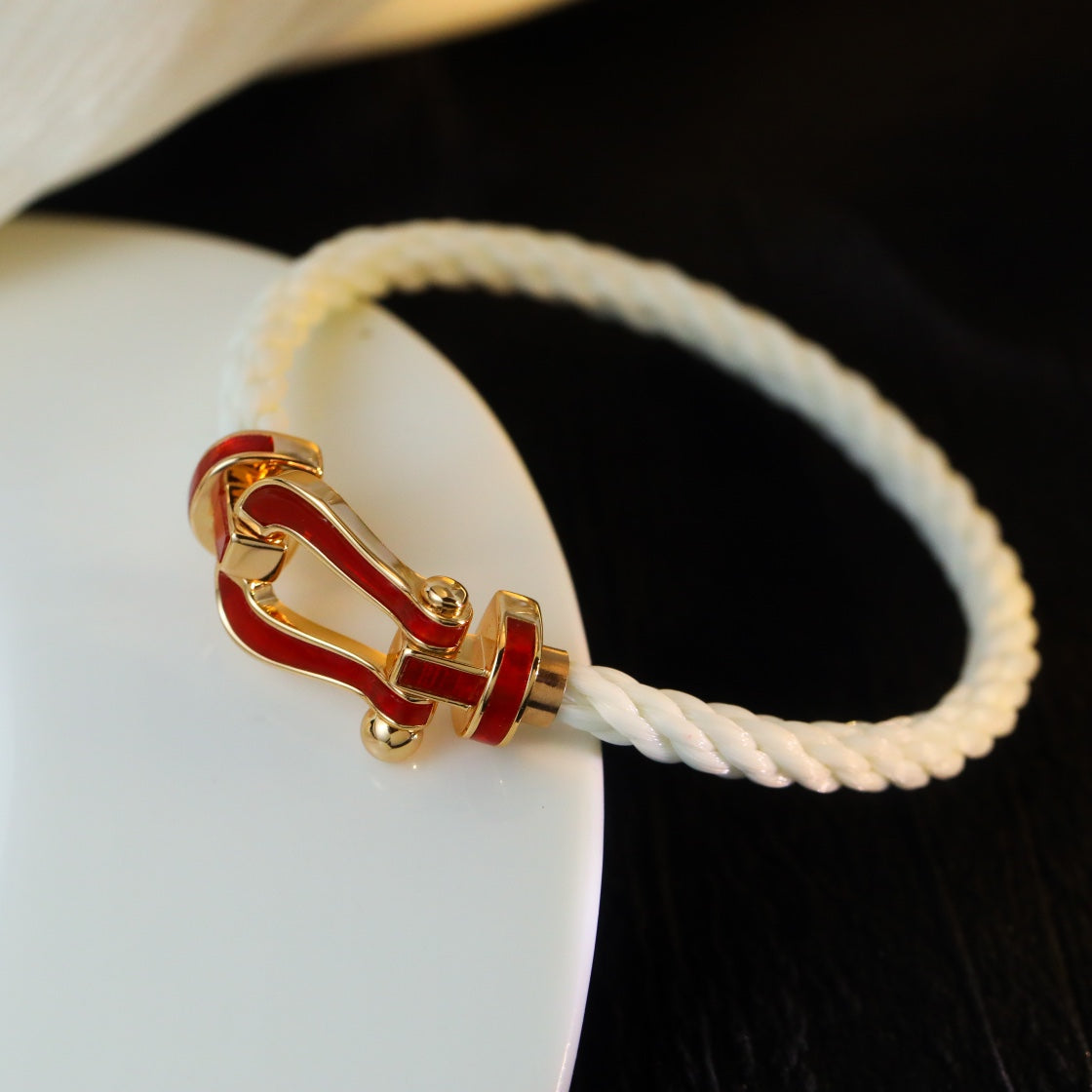 ¡®AuraJewelry¡¯FORCE 10 WHITE TEXTILE DIAMOND PAVED