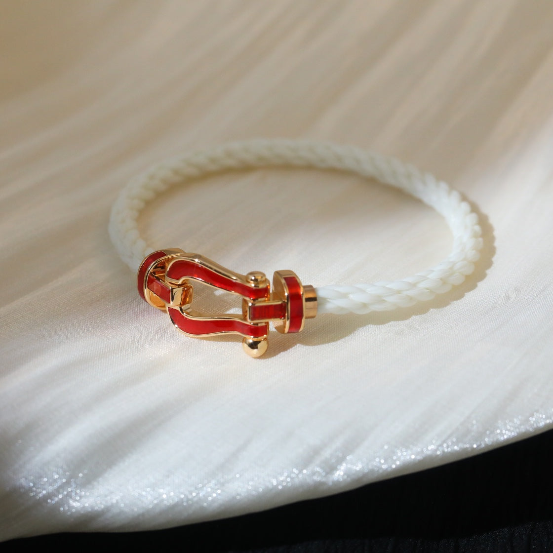 ¡®AuraJewelry¡¯FORCE 10 WHITE TEXTILE DIAMOND PAVED