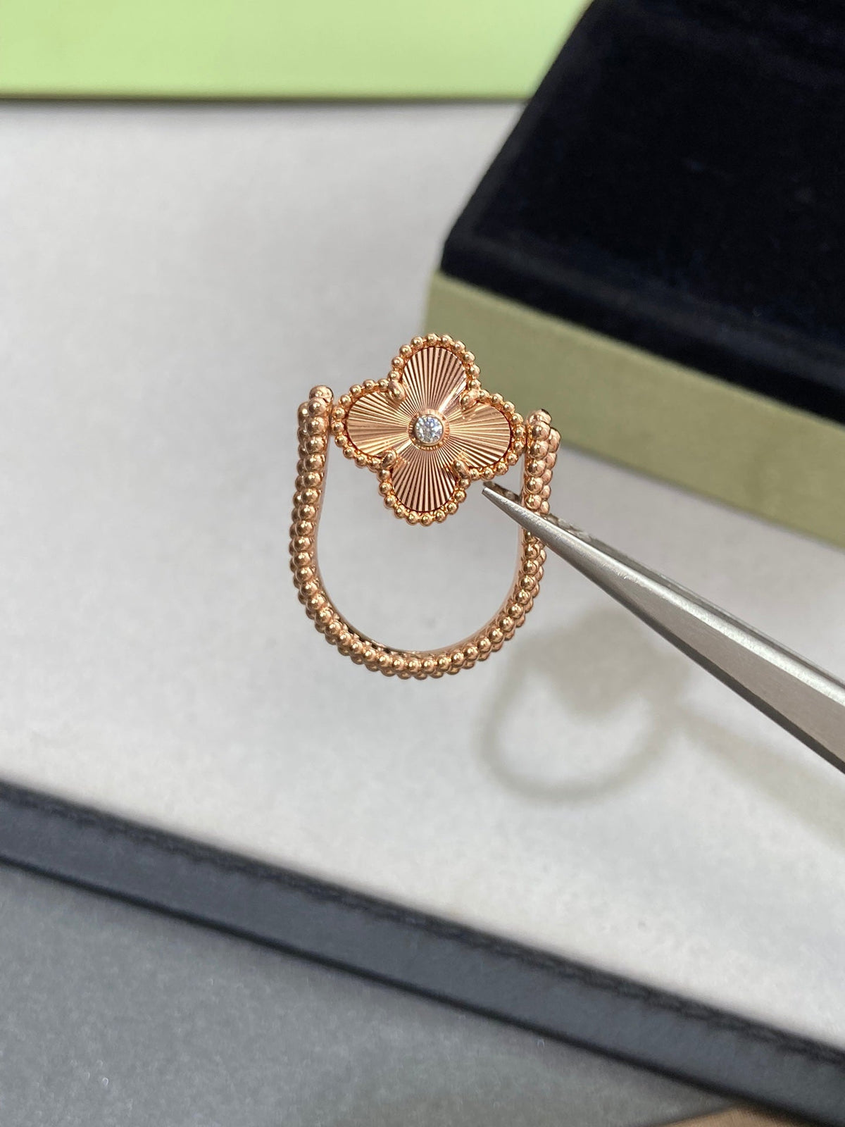 ¡®AuraJewelry¡¯CLOVER RIVERSIBLE ROSE GOLD RING