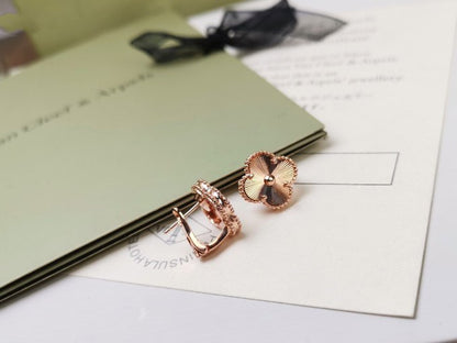 ¡®AuraJewelry¡¯CLOVER MEDIUM STUD EARRINGS