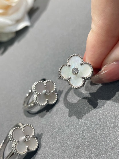 ¡®AuraJewelry¡¯CLOVER SILVER MOP DIAMOND RING