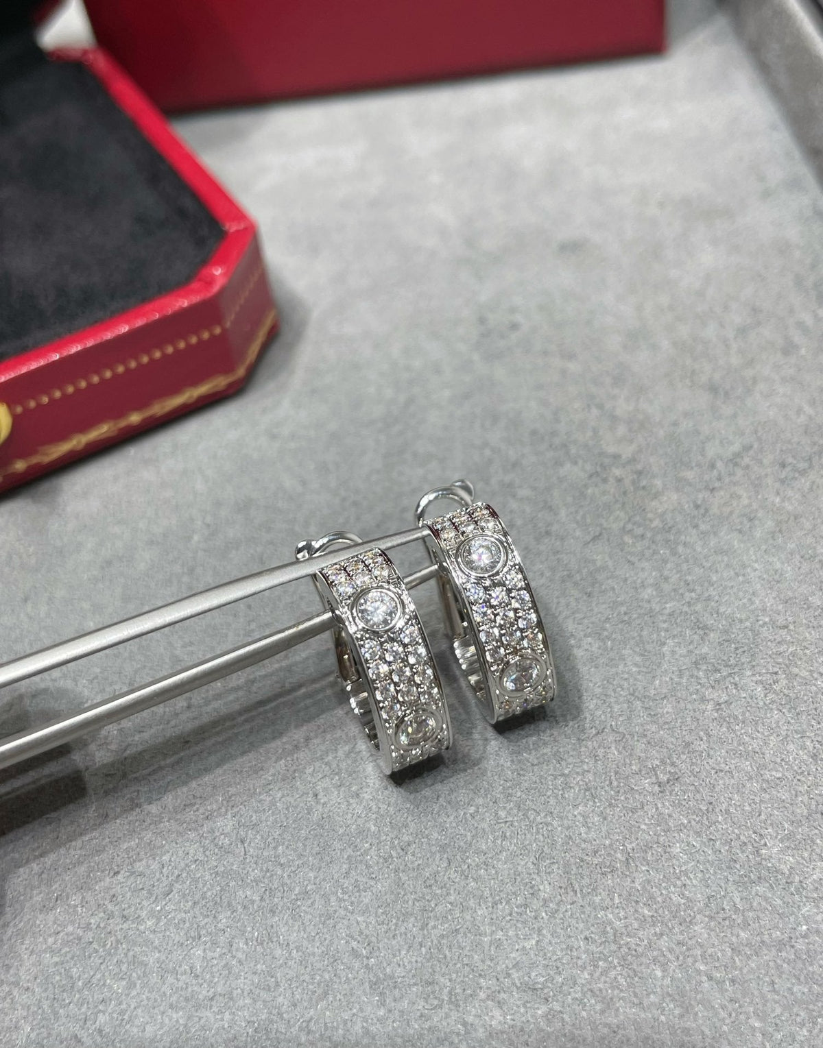 ¡®AuraJewelry¡¯LOVE 5.5MM DIAMOND PAVED EARRINGS