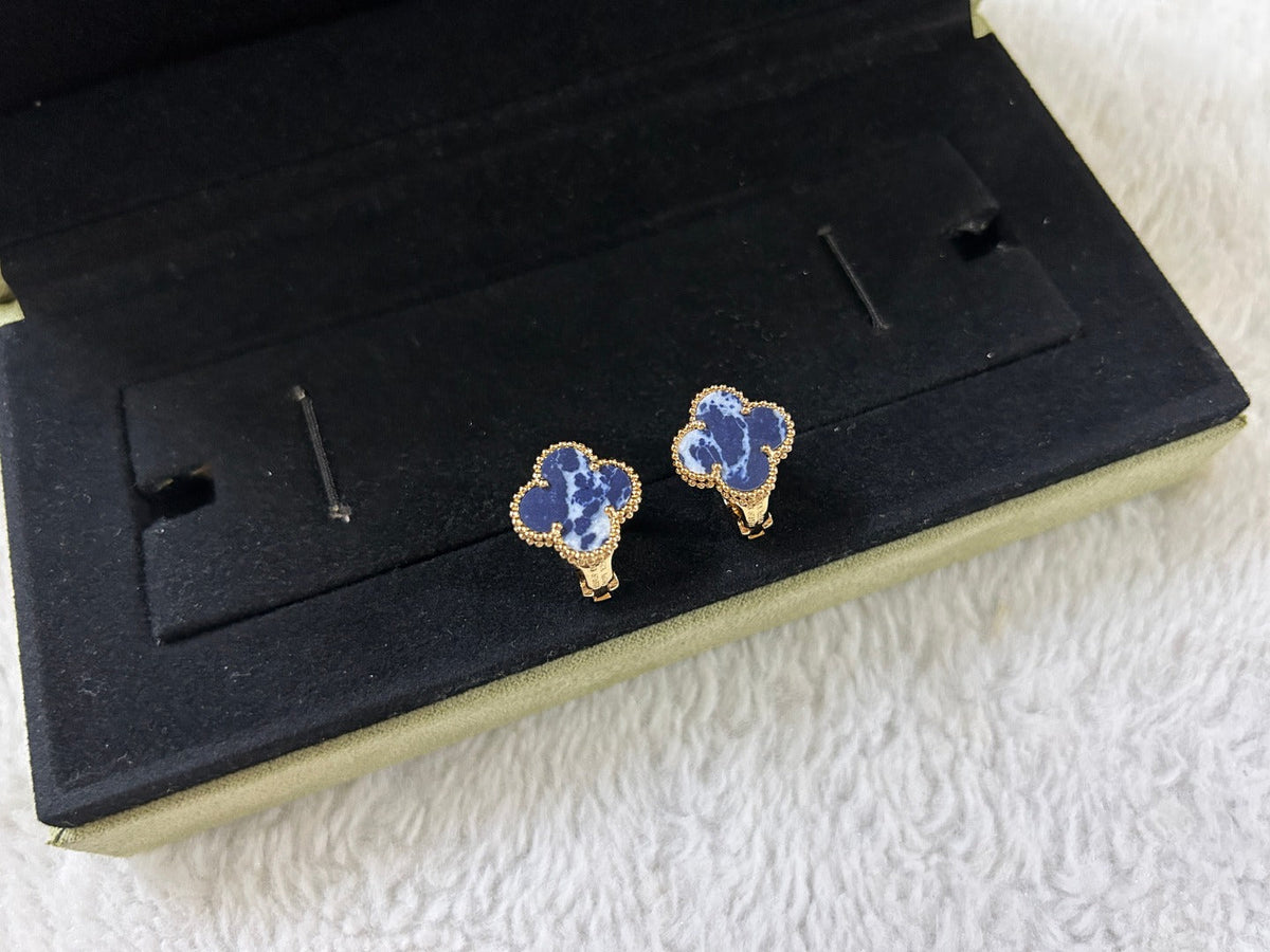 ¡®AuraJewelry¡¯CLOVER PIETERSITE MEDIUM STUD EARRINGS
