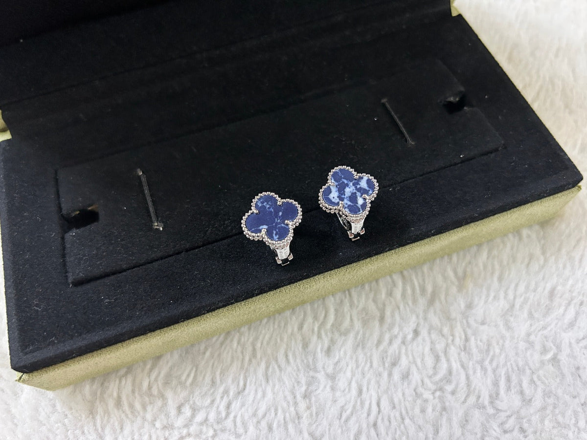 ¡®AuraJewelry¡¯CLOVER PIETERSITE MEDIUM STUD EARRINGS