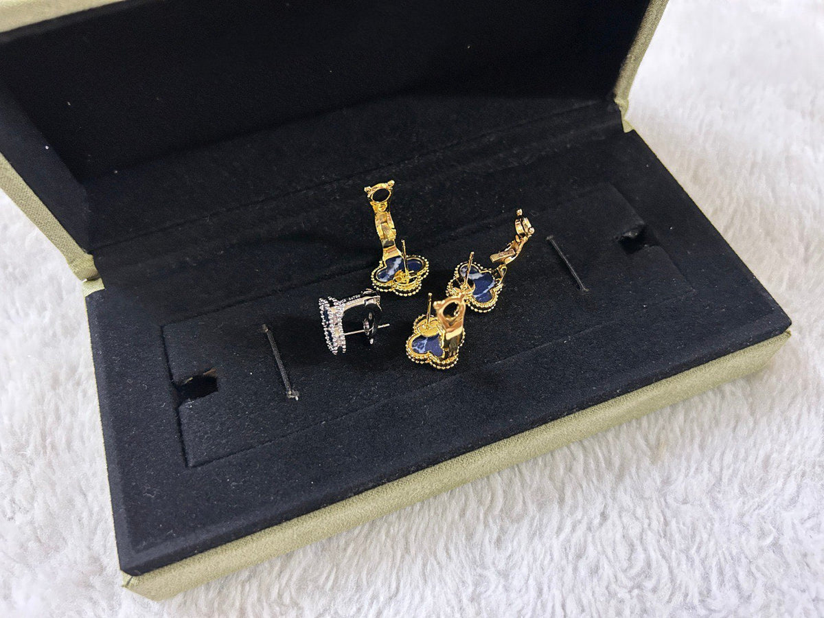 ¡®AuraJewelry¡¯CLOVER PIETERSITE MEDIUM STUD EARRINGS