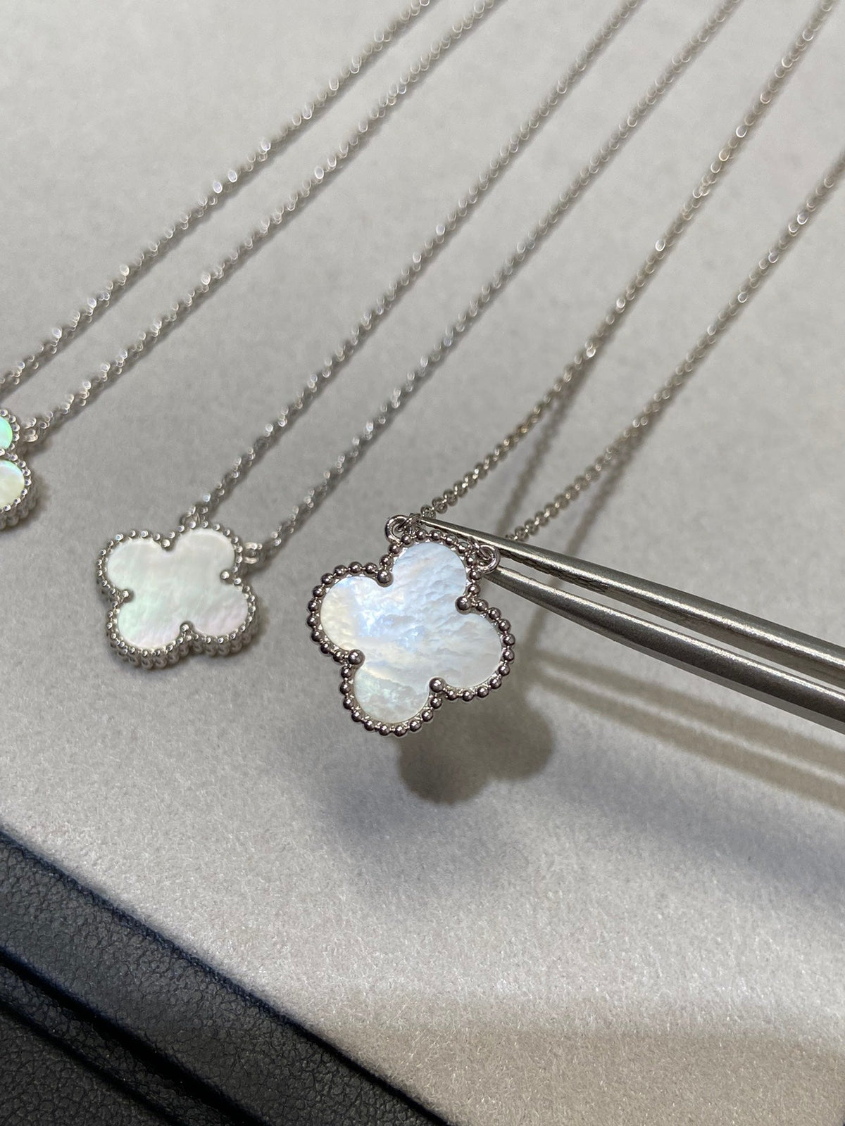 ¡®AuraJewelry¡¯CLOVER MEDIUM SILVER WHITE MOP NECKLACE