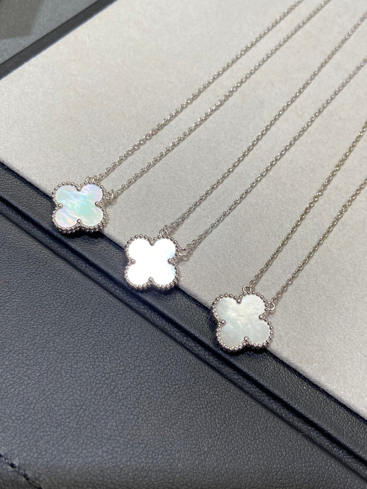¡®AuraJewelry¡¯CLOVER MEDIUM SILVER WHITE MOP NECKLACE