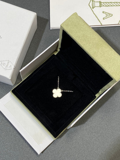 ¡®AuraJewelry¡¯CLOVER MEDIUM SILVER WHITE MOP NECKLACE