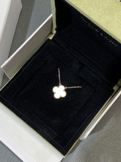 ¡®AuraJewelry¡¯CLOVER MEDIUM SILVER WHITE MOP NECKLACE