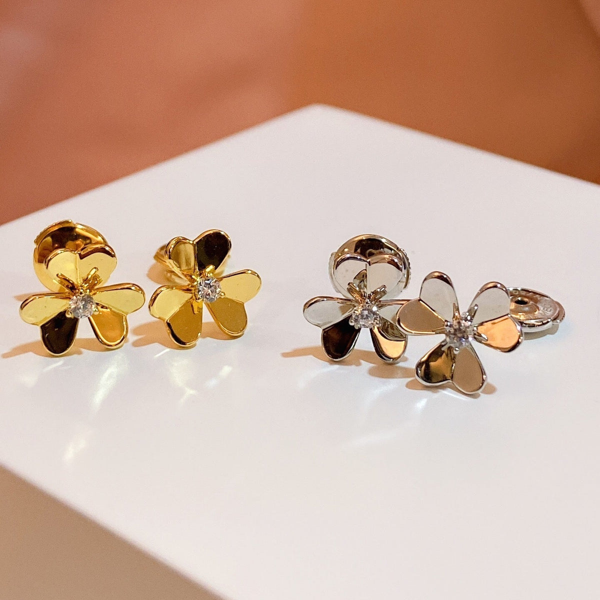 ¡®AuraJewelry¡¯FRIVOLE MINI FLOWER EARRINGS