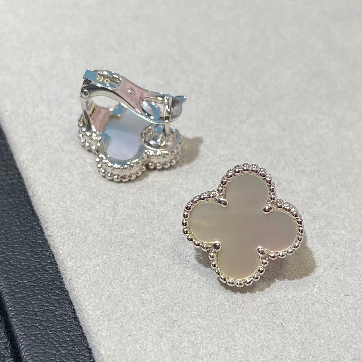 [AuraJewelry] CLOVER LARGE (20mm) 1 MOTIFS WHITE MOP STUD EARRINGS