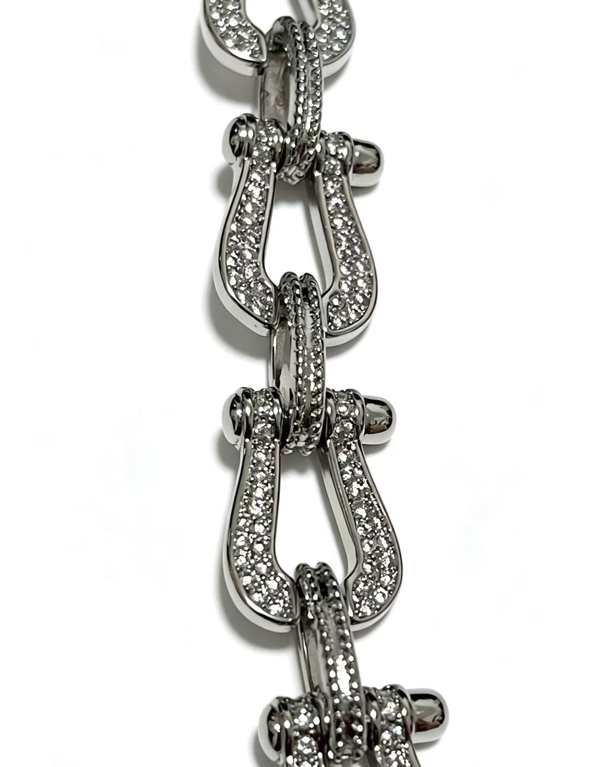 ¡®AuraJewelryDiamond-studded Horseshoe Bracelet