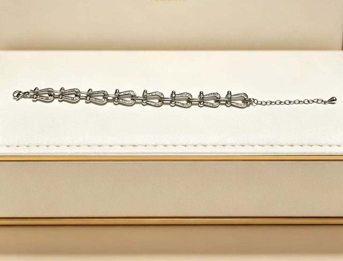 ¡®AuraJewelryDiamond-studded Horseshoe Bracelet