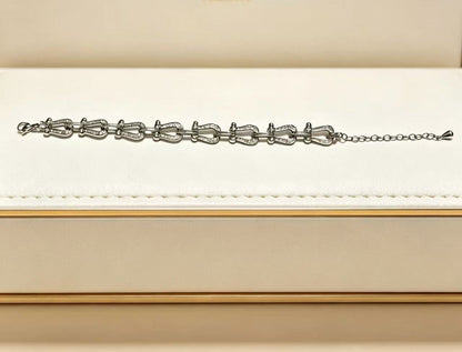 ¡®AuraJewelryDiamond-studded Horseshoe Bracelet