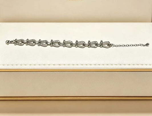 ¡®AuraJewelryDiamond-studded Horseshoe Bracelet