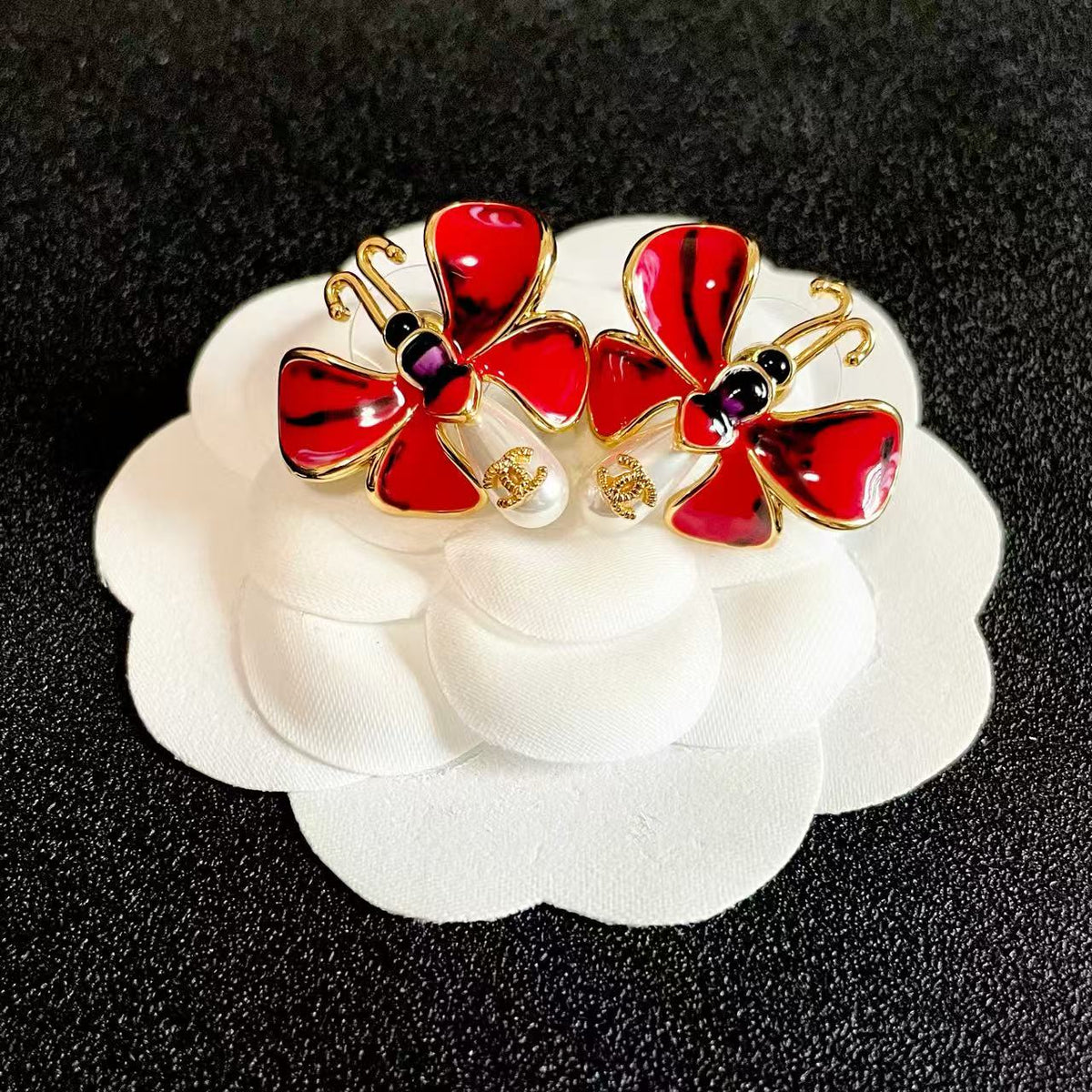 [AuraJewelry] Ladybug Enamel & Faux Pearl Clip-On Earrings