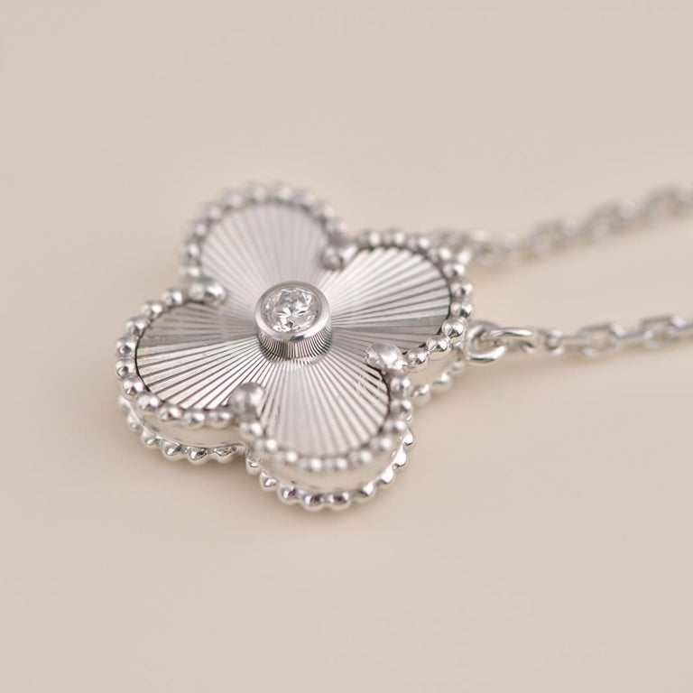 ¡®AuraJewelry¡¯CLOVER  15MM DIAMOND LASER NECKLACE SILVER