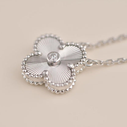 ¡®AuraJewelry¡¯CLOVER  15MM DIAMOND LASER NECKLACE SILVER