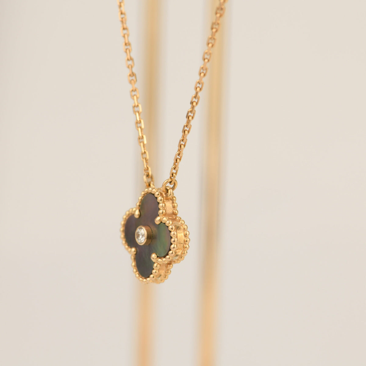 ¡®AuraJewelry¡¯CLOVER 15MM DIAMOND AND MOTHER-OF-GREY NECKLACE