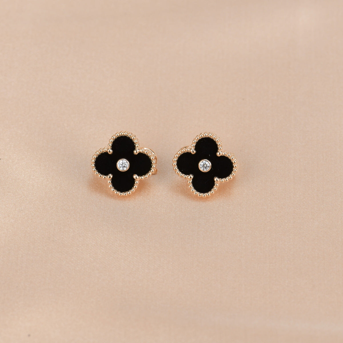 ¡®AuraJewelry¡¯CLOVER MEDIUM 1 MOTIFS ONYX DIAMOND EARRINGS