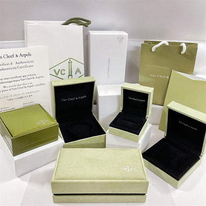 ¡®AuraJewelry¡¯VA CLOVER BRACELET NECKLACE RING BOX GIFT BAG