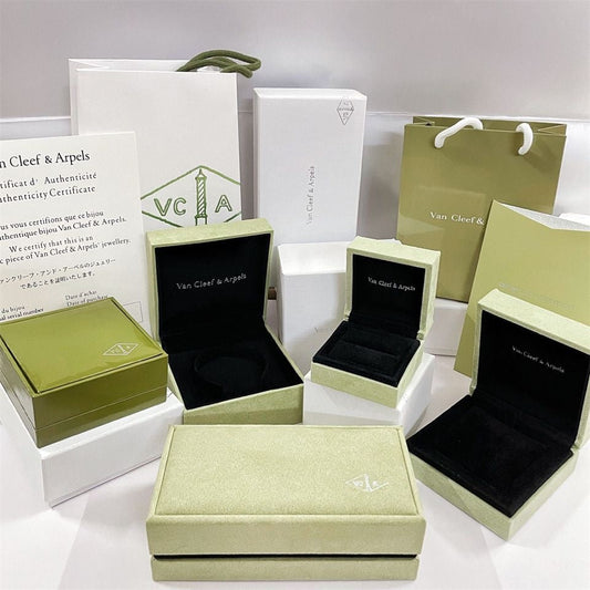 ¡®AuraJewelry¡¯VA CLOVER BRACELET NECKLACE RING BOX GIFT BAG