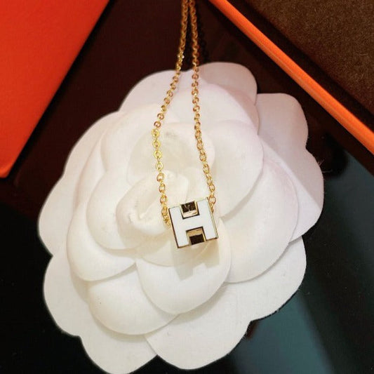 ¡®AuraJewelry¡¯H WHITE SQUARE GOLD NECKLACE