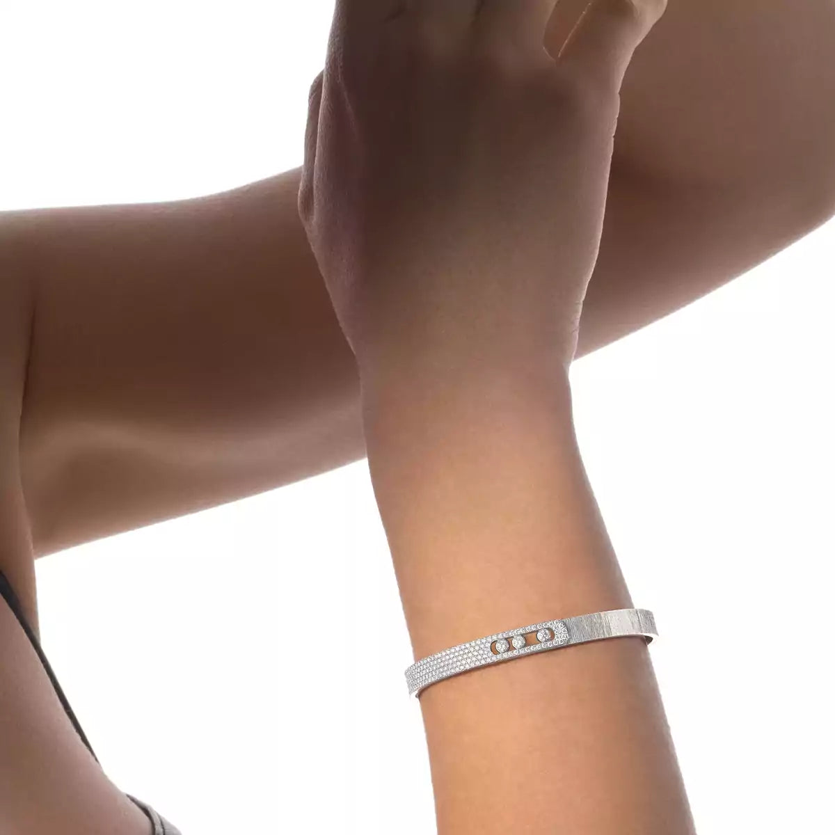 [AuraJewelry]Move Noa Ciselé half pavé bangle