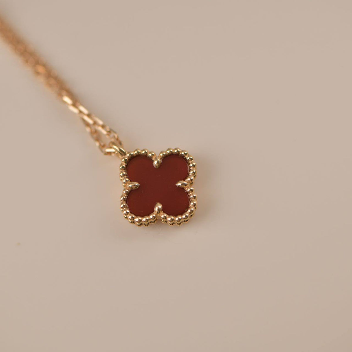 ¡®AuraJewelry¡¯CLOVER MINI 9.5MM WHITE CARNELIANS NECKLACE